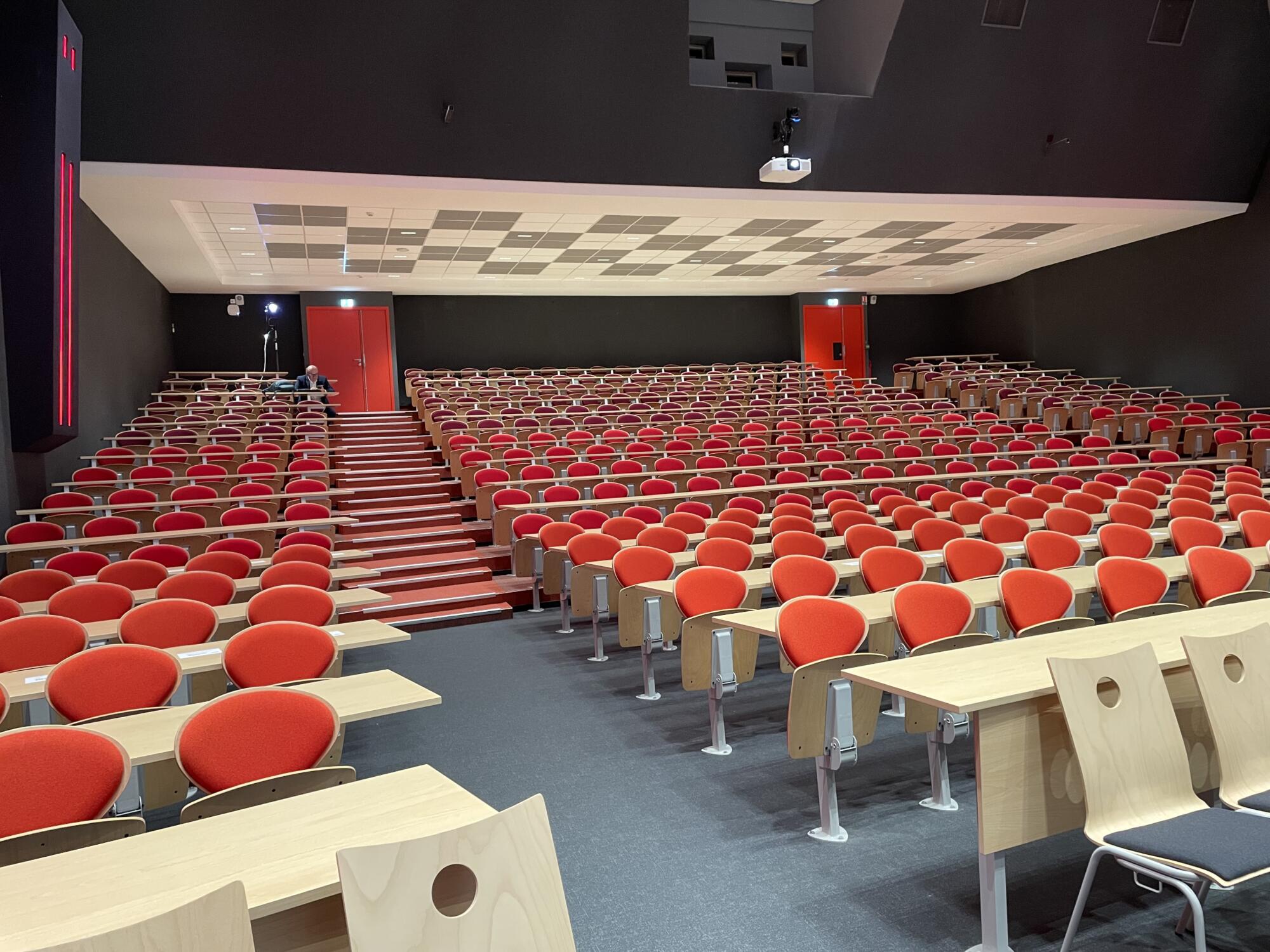 Vidéo: découvrir l’amphitéâtre Camille LEPAGE de l’ensemble scolaire Saint-Benoît